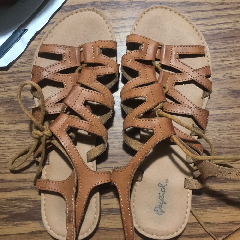Cute sandals!!